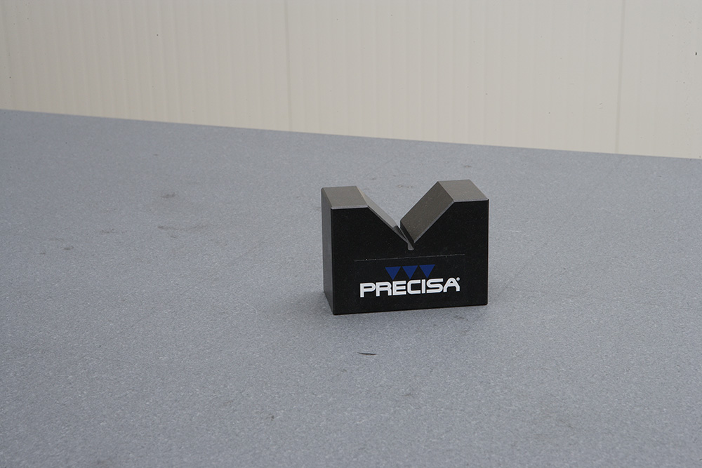 PRISMI A “V” 90° IN DIABASE dettaglio